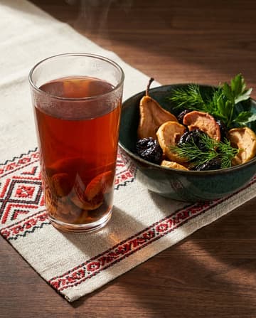 Hausgemachtes Kompott (250 ml), ukrainisches Gericht, Restaurant „Smachno u Yany“ im Galeria Kaufhof Köln